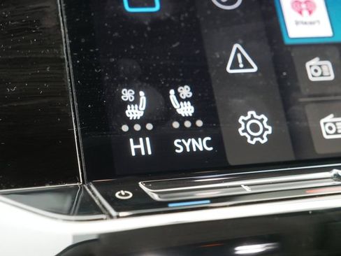 Certified 2025 Volkswagen Atlas SE image 32