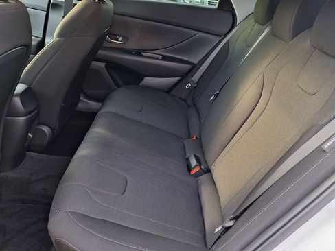 Certified 2025 Hyundai Elantra SE image 12