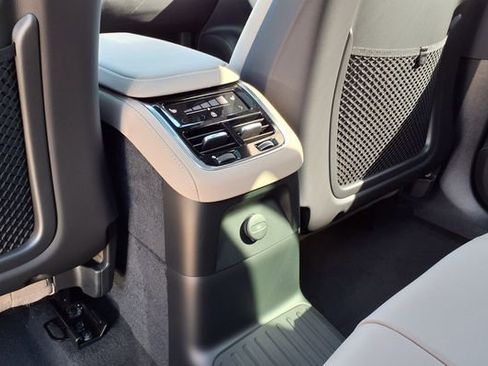 New 2026 Volvo XC90 T8 Ultra w/ Protection Package Premier AWD/4WD image 18