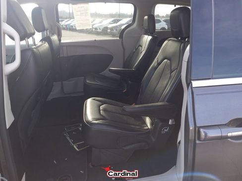 Used 2018 Chrysler Pacifica Limited image 26