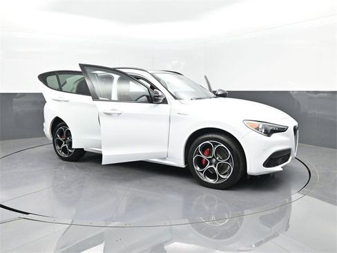 Used 2022 Alfa Romeo Stelvio Veloce image 61