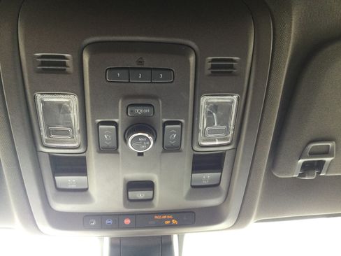 Used 2021 Chevrolet Tahoe Z71 w/ Luxury Package AWD/4WD image 16