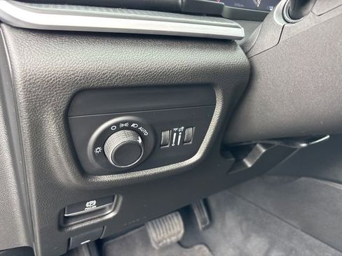 Used 2024 Jeep Grand Cherokee Altitude RWD image 17