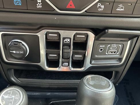 Used 2024 Jeep Wrangler Unlimited Sahara w/ Technology Group AWD/4WD image 43