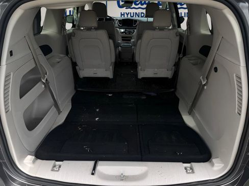 Used 2021 Chrysler Pacifica Touring-L FWD image 10