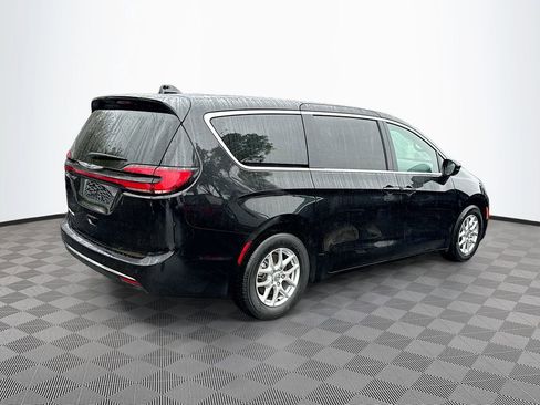 Used 2025 Chrysler Pacifica Select image 6