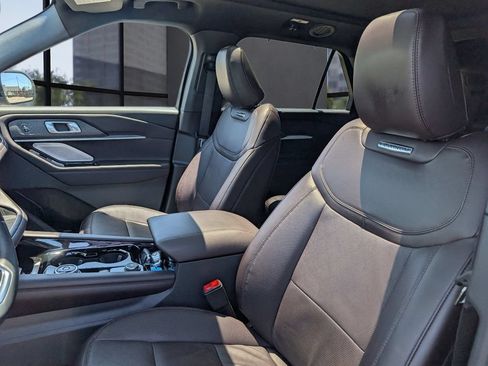 Certified 2025 Ford Explorer Platinum RWD image 28