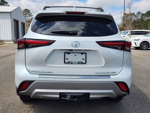 Used 2025 Toyota Highlander Platinum image 4