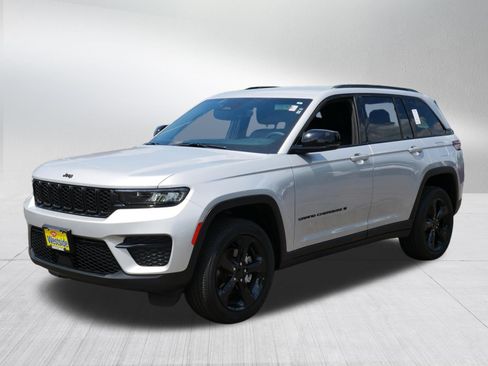 Used 2023 Jeep Grand Cherokee Altitude AWD/4WD image 3