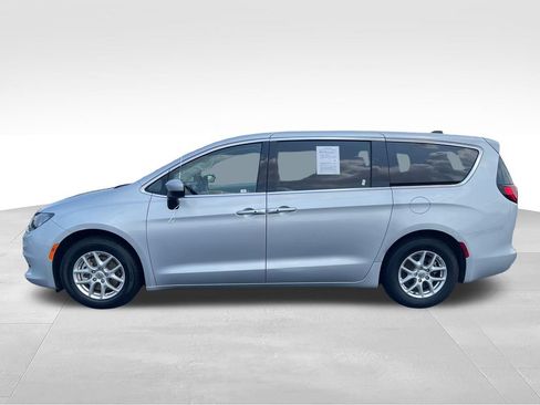 Used 2023 Chrysler Voyager LX FWD image 2