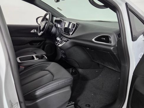 New 2026 Chrysler Pacifica Select FWD image 33