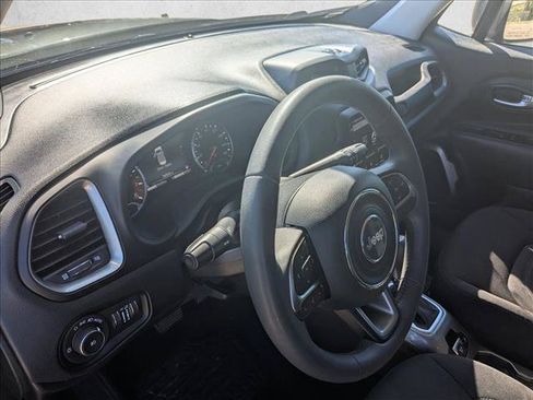 Used 2022 Jeep Renegade Latitude AWD/4WD image 10