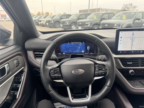 Certified 2025 Ford Explorer Platinum w/ LUX Leather Package image 9