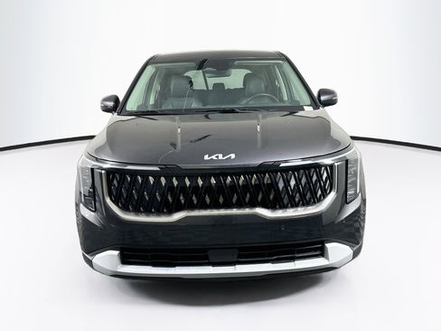 Used 2025 Kia Carnival FWD image 2