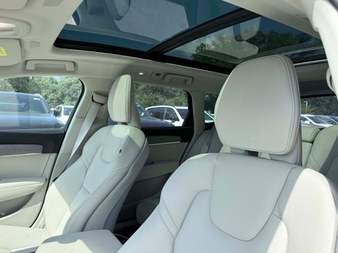 Certified 2025 Volvo V90 B6 Cross Country Plus AWD/4WD image 11