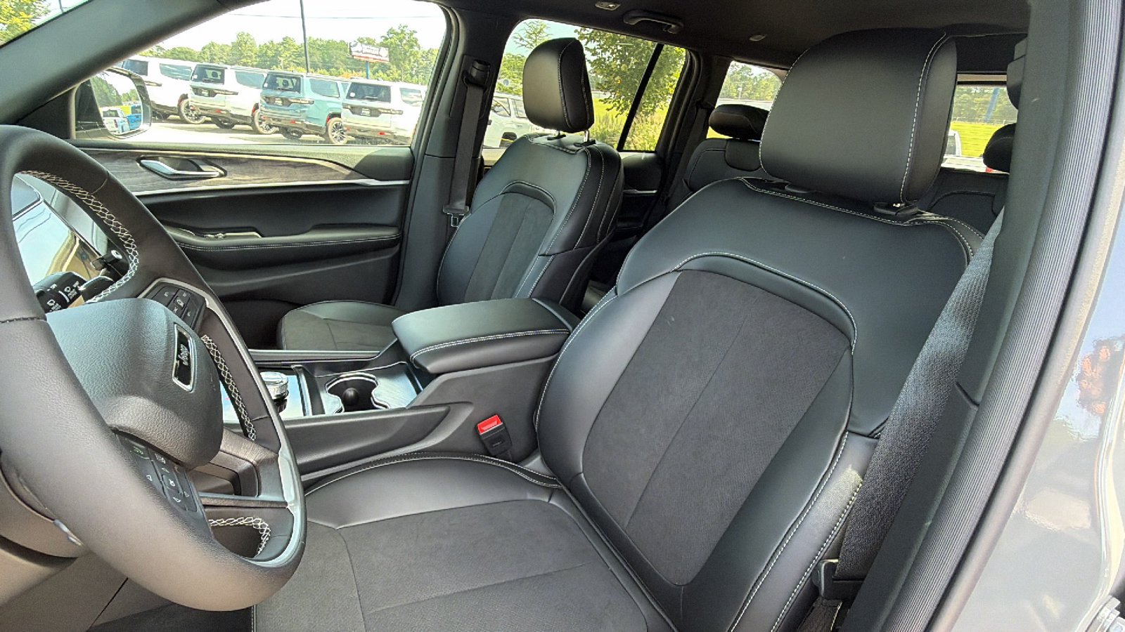 New 2027 Jeep Grand Cherokee Altitude RWD image 17