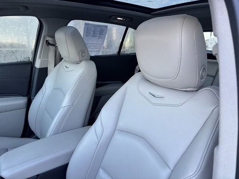 Used 2019 Cadillac XT4 Luxury w/ Cold Weather Package image 12