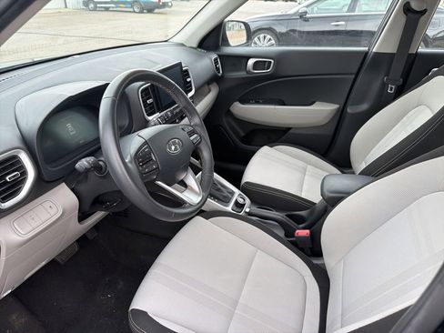 Used 2025 Hyundai Venue SEL FWD image 8