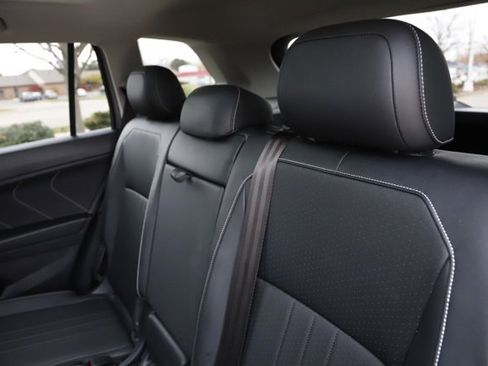 Used 2022 Volkswagen Tiguan SE image 16