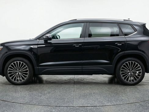 Used 2025 Volkswagen Taos SE image 5