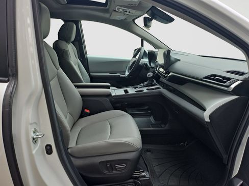 Used 2025 Toyota Sienna XLE FWD image 17
