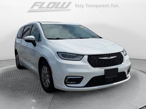 Used 2023 Chrysler Pacifica Touring-L FWD image 1
