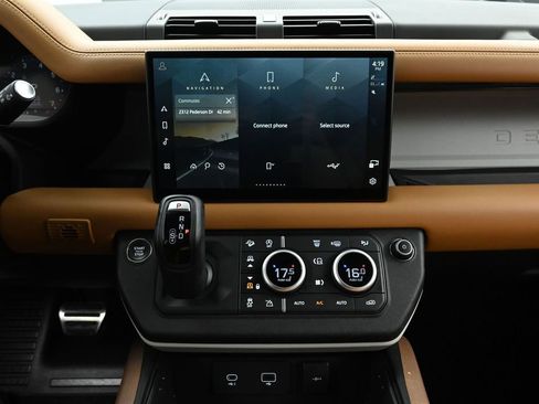 Used 2024 Land Rover Defender 130 S image 29