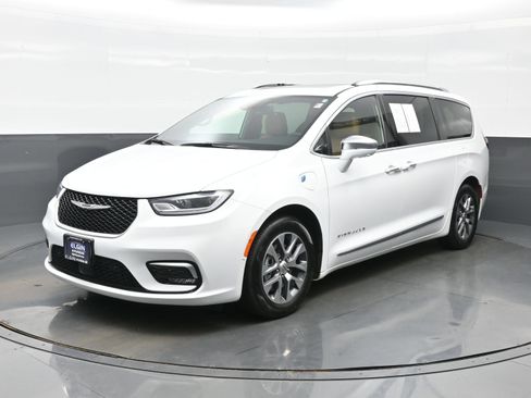 Used 2022 Chrysler Pacifica Pinnacle FWD image 2