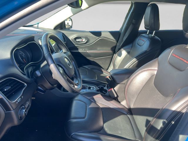 Used 2019 Jeep Cherokee Trailhawk AWD/4WD image 10