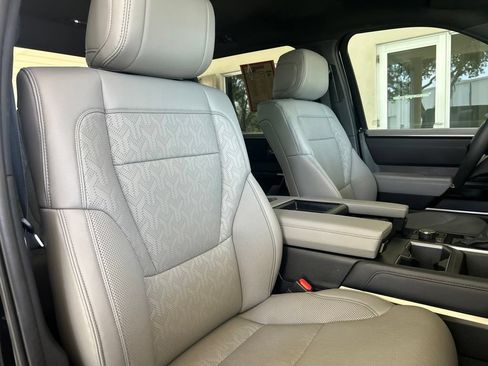 Used 2025 Toyota Tundra Limited AWD/4WD image 26