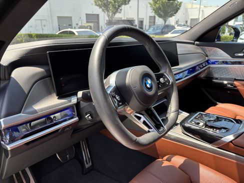 Used 2023 BMW i7 xDrive60 w/ Executive Package 2 AWD/4WD image 16