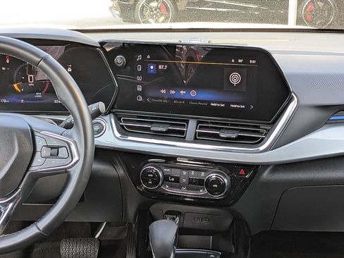 Certified 2025 Chevrolet Trax LT w/ LT Convenience Package FWD image 17