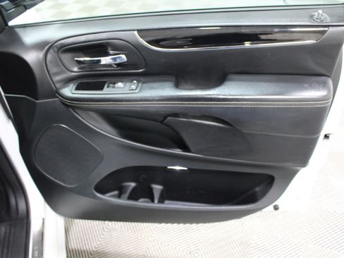 Used 2017 Dodge Grand Caravan SE FWD image 23