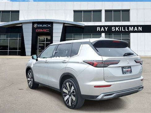 Used 2025 Mitsubishi Outlander SE image 4