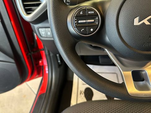 Used 2025 Kia Soul LX w/ LX Technology Package FWD image 11