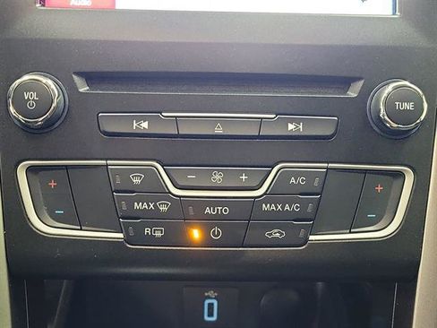 Used 2017 Ford Fusion SE w/ Fusion SE Technology Package image 25