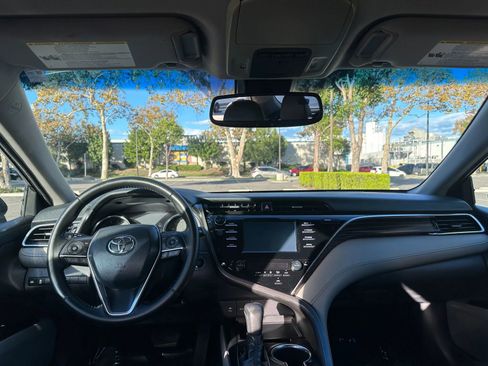 Used 2018 Toyota Camry XLE image 5