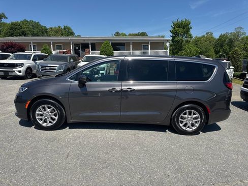 Used 2023 Chrysler Pacifica Touring-L image 2