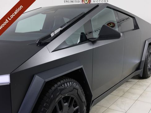 Used 2024 Tesla Cybertruck AWD Crew Cab image 44