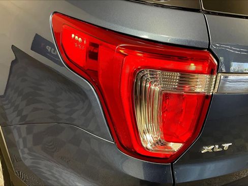 Used 2018 Ford Explorer XLT image 28