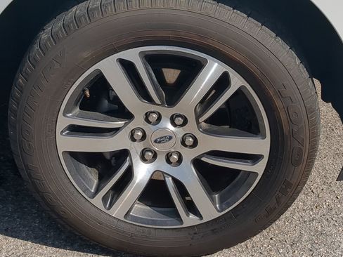 Used 2024 Ford Expedition Limited image 11