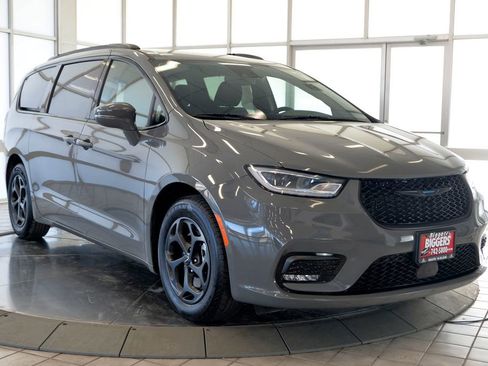 Used 2021 Chrysler Pacifica Touring w/ S Appearance Package image 2