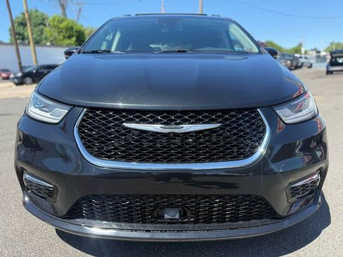 Used 2022 Chrysler Pacifica Touring-L FWD image 2