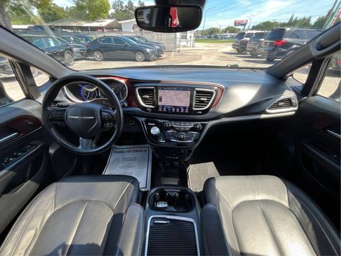 Used 2020 Chrysler Pacifica Touring-L FWD image 30