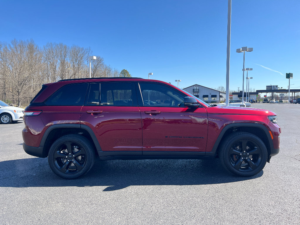 Used 2023 Jeep Grand Cherokee Altitude AWD/4WD image 9