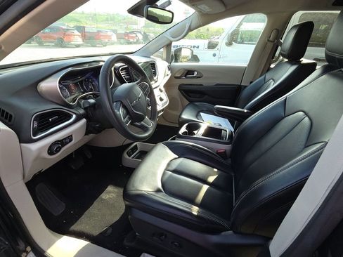 Used 2023 Chrysler Pacifica Touring-L image 8