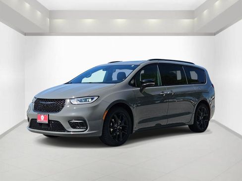 Used 2025 Chrysler Pacifica Limited FWD image 3