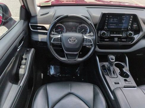 Used 2022 Toyota Highlander XLE FWD image 16