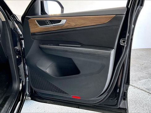 Used 2025 Volkswagen Atlas SE image 21