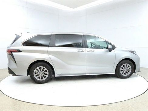 Used 2022 Toyota Sienna XLE image 8